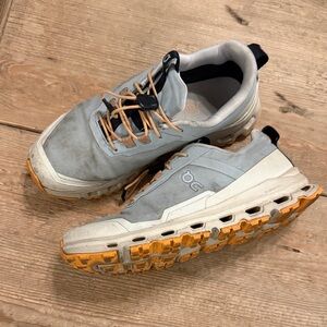 On Running Kids Sneakers in Gray and Tan